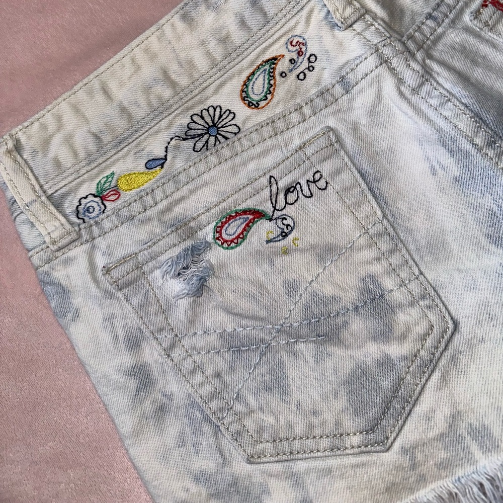 Y2K AÉROPOSTALE EMBROIDERED & FRAYED DISTRESSED DENIM SHORTS · SIZE 5/6 (JR's) - Picture 7 of 9